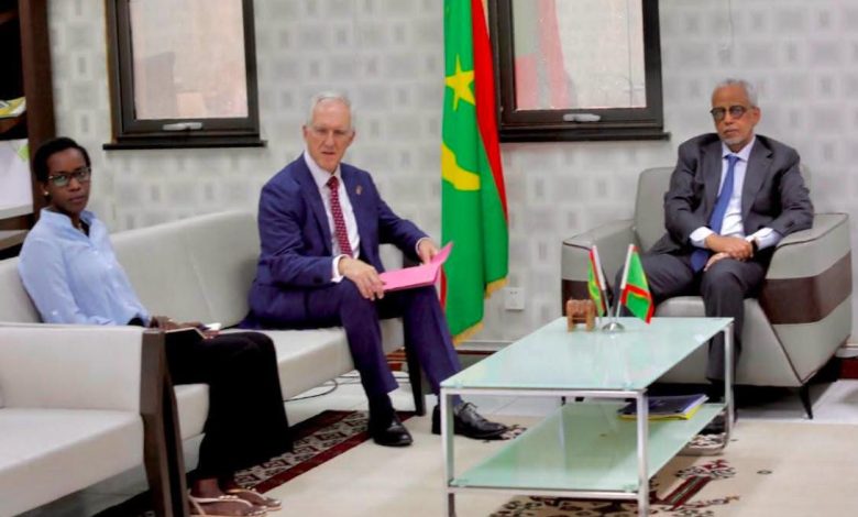 وزير الاقتصاد يبحث مع السفير البريطاني تعزيز التعاون