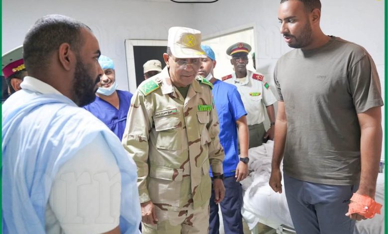 قائد الأركان العامة للجيوش يطمئن على ضباط أصيبوا في حادث سير