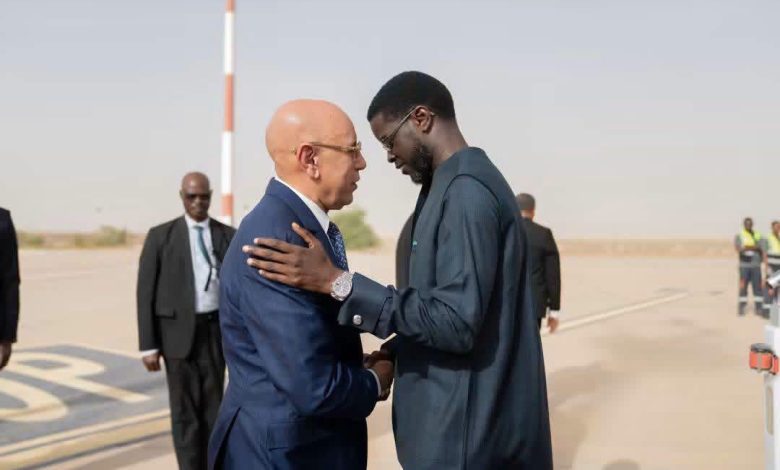 الرئيس محمد ولد الشيخ الغزواني يستقبل نظيره السنغالي ويجري معه مباحثات ثنائية خلال توقف فني بنواكشوط