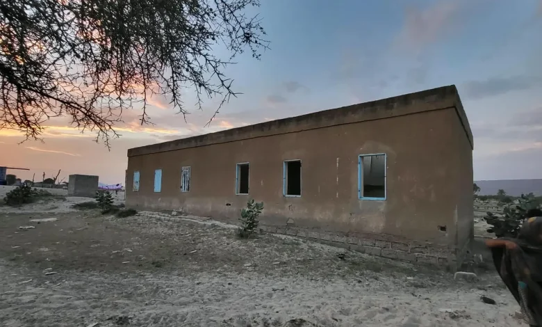 سكان قرية المشروع بضواحي كرو يطالبون بترميم مدرستهم وإنقاذ مستقبل أبنائهم