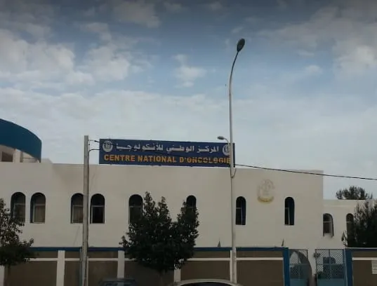 رئيس الجمهورية يجتمع بالطاقم العامل في مستشفى الأنكولوجيا